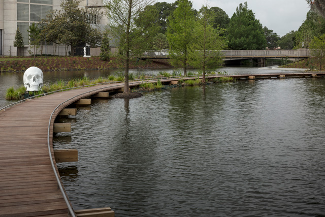 Pedestrian Walkway. Left: Katharina Fritsch, Schädel/ Skull, 2018; Background: Fred Wilson, The Mete of the Muse, 2006. New Orleans Museum of Arts Sydney and Walda Besthoff Sculpture Garden, installation view. Photo: Richard Sexton.