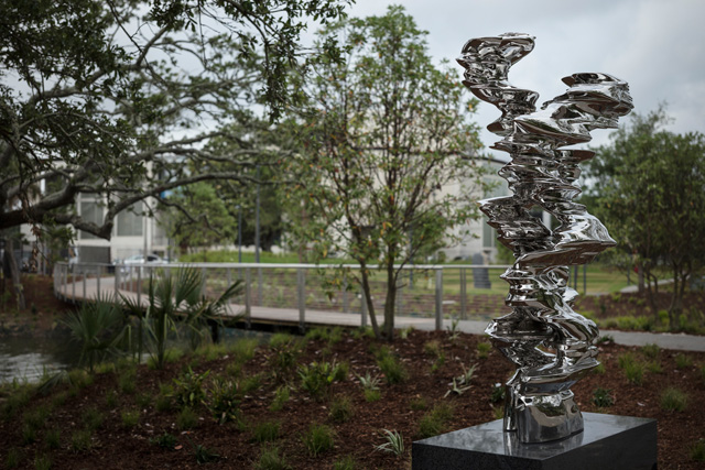 Pedestrian Pathway. Right: Tony Cragg, Runner, 2017. New Orleans Museum of Arts Sydney and Walda Besthoff Sculpture Garden, installation view. Photo: Richard Sexton.