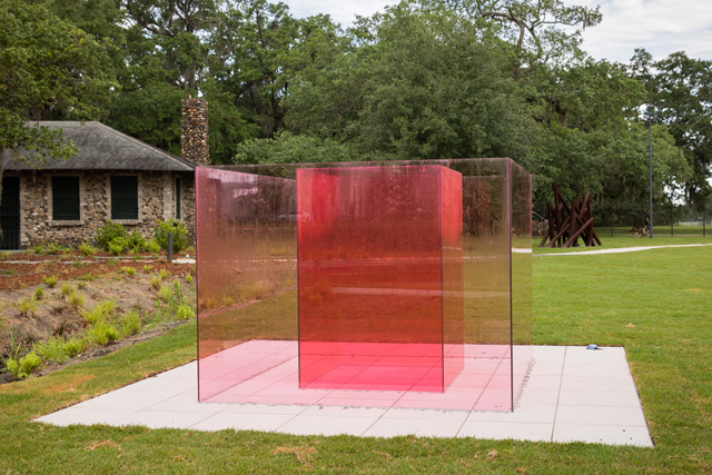 Larry Bell, Pacific Red VI, 2016-17. New Orleans Museum of Arts Sydney and Walda Besthoff Sculpture Garden, installation view. Photo: Richard Sexton.