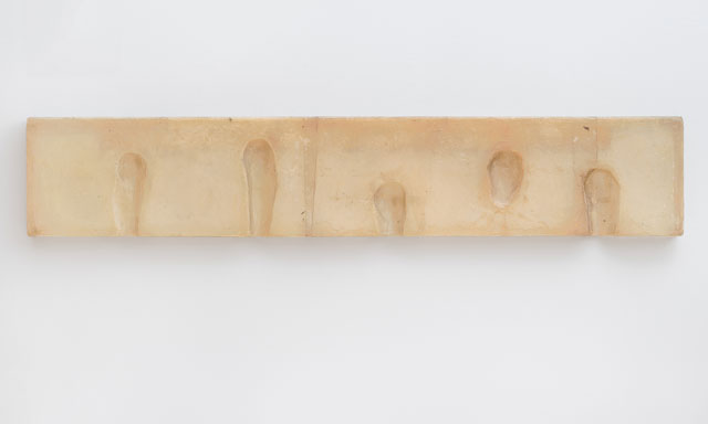 Bruce Nauman. Wax Impressions of the Knees of Five Famous Artists, 1966. Fibreglass and polyester resin, 15 5/8 × 85 1/4 × 2 3/4 in (39.7 × 216.5 × 7 cm). Collection SFMOMA. The Agnes E. Meyer and Elise S. Haas Fund and Accessions Committee Fund: gift of Collectors’ Forum, Doris and Donald Fisher, Evelyn Haas, Mimi and Peter Haas, Pamela and Richard Kramlich, Elaine McKeon, Byron R. Meyer, Nancy and Steven Oliver, Helen and Charles Schwab, Norah and Norman Stone, Danielle and Brooks Walker, Jr., and Pat and Bill Wilson. © 2018 Bruce Nauman/Artists Rights Society (ARS), New York. Photo: Ben Blackwell.