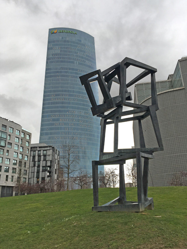 Jedd Novatt. Chaos Nervión, 2012, Bilbao, with the César Pelli Iberdrola Tower (left) and Rafael Moneo library (right). Bronze, 7.4 m.