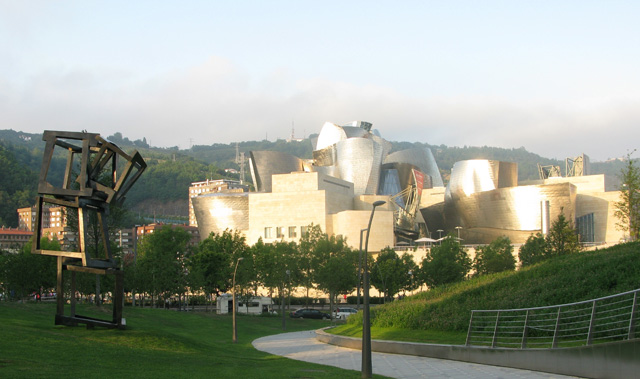 Jedd Novatt. Chaos Nervión, 2012. Bronze, 7.4 m. Bilbao.