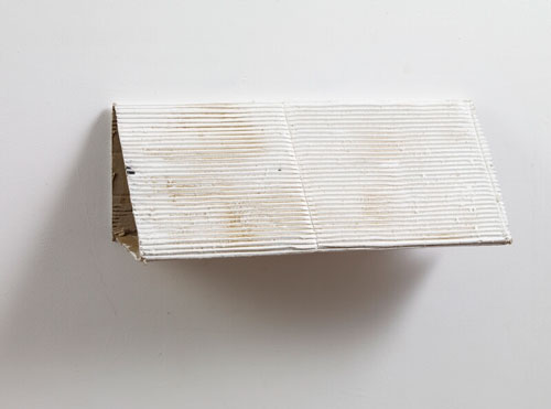 Jack Vickridge. <em>Untitled (Sand on White Slope)</em>, 2008. Cardboard, enamel paint, sand, 25 x 60 x 25 cm. Courtesy the artist and New Contemporaries.