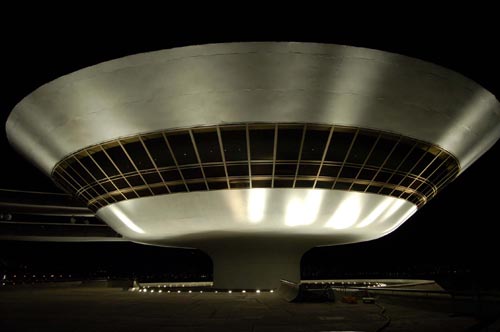 Oscar Niemeyer. <em>Museu de Arte Contemporânea de Niterói</em> [Niterói Museum of Contemporary Art], Niterói, Brazil (1996). Photograph © Official images/MAC-Niterói.