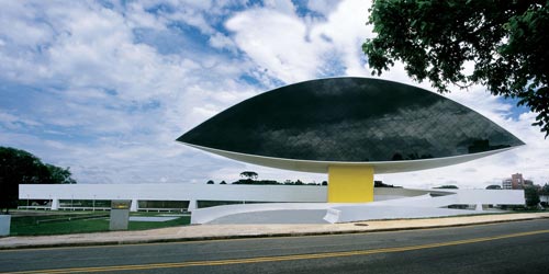 Oscar Niemeyer, <em>Museu Oscar Niemeyer [Oscar Niemeyer Museum],</em> Curitiba, Brazil. 2002. Exhibition 'Oscar Niemeyer Arquiteto Brasileiro Cidadão'. Photograph © Kadu Niemeyer