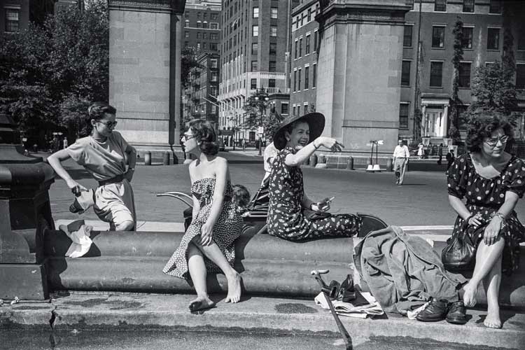 Ruth Orkin. On the Street, New York, 1948. © Orkin / Engel Film and Photo Archive; VG Bild-Kunst, Bonn.