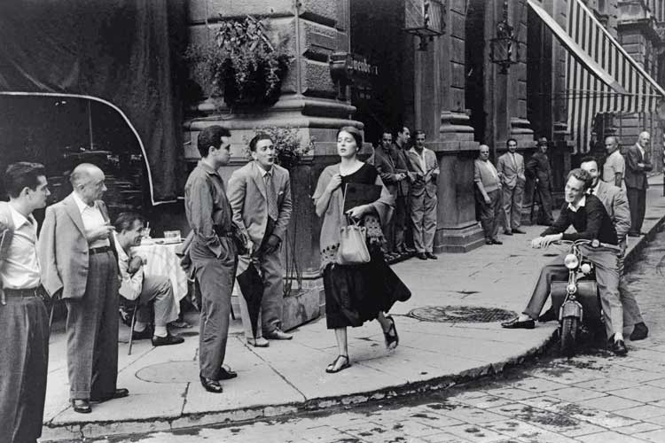 Ruth Orkin. American Girl in Italy, Florence, 1951. © Orkin / Engel Film and Photo Archive; VG Bild-Kunst, Bonn.