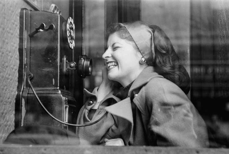 Ruth Orkin. Woman in Phone Booth, New York,1949. © Orkin/Engel Film and Photo Archive; VG Bild-Kunst, Bonn.