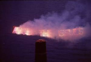 Dennis Oppenheim. Avoid the Issues, 1974. Red and green fireworks sign, potassium nitrate, 60 x 430 cm. Duration: one minute.
Location: looking east across East River to Brooklyn. 6.45pm, September. © Dennis Oppenheim.