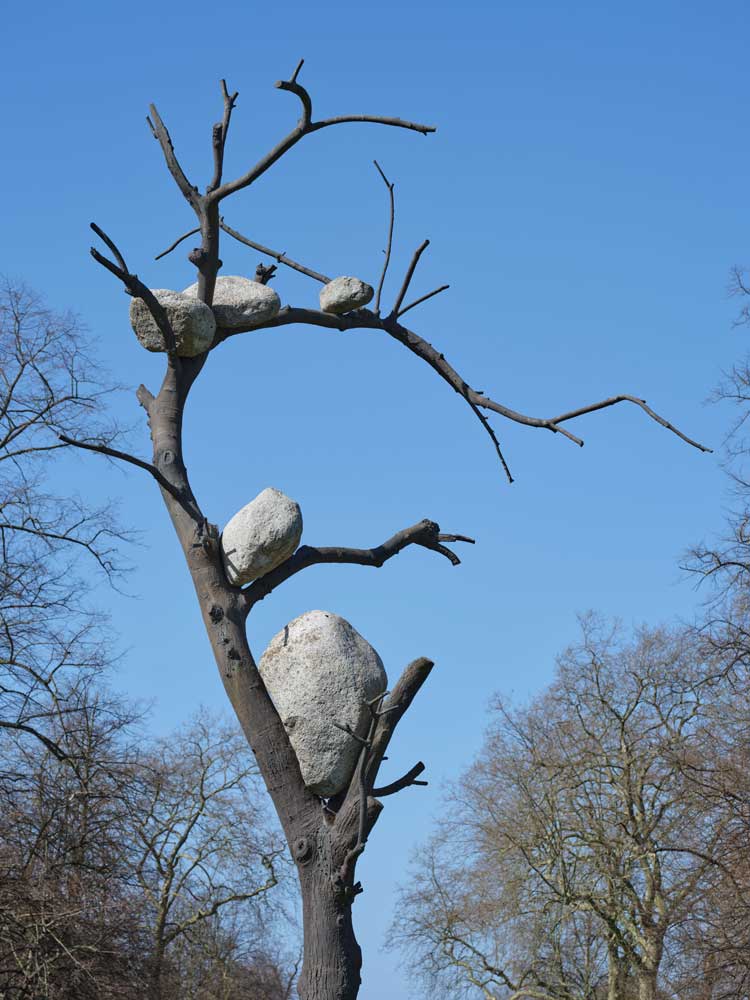 Giuseppe Penone, Idee di pietra (Ideas of Stone), 2010–24. Bronze and river stones. © Photo: George Darrell. Courtesy Giuseppe Penone and Serpentine.