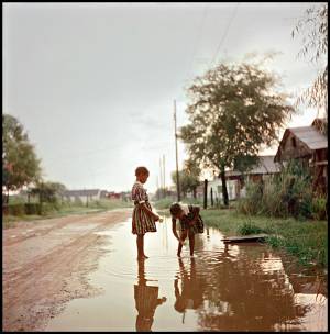 Gordon Parks. Untitled, Alabama, 1956. Courtesy of The Gordon Parks Foundation, New York and Alison Jacques Gallery, London. © The Gordon Parks Foundation.