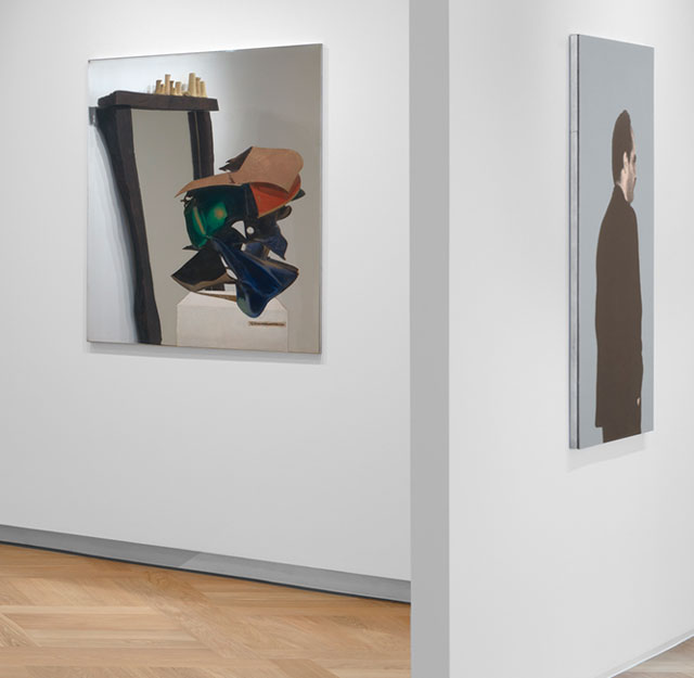 Scultura di Chamberlain, 1965 (left), installation view with the reflection of La porta obliqua, 1980, Mazzoleni, London, 27 September - 15 December 2018. Courtesy Mazzoleni.