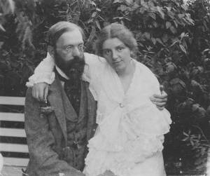 Otto and Paula Modersohn sitting in the garden on the bench, c1904. Photo: © Paula Modersohn-Becker Foundation.