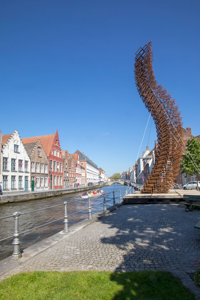 John Powers. Lanchals, 2018. Steel, 1500 cm high. Photograph © VisitBruges | Jan D’hondt.