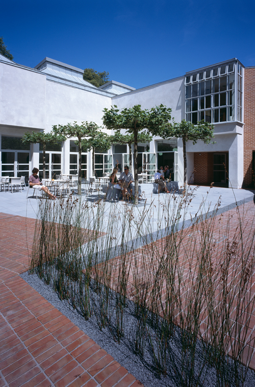 Courtyard. Photographer Peter Durant (2006).