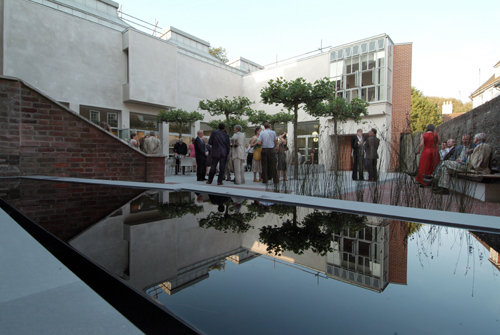 Courtyard. Photographer Anne-Katrin Purkiss (2006).