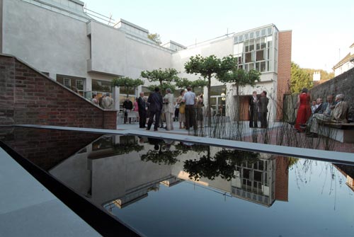 Courtyard image. Photographer - Anne-Katrin Purkiss (2006).