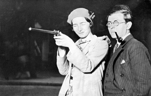 Simone de Beauvoir, Jean-Paul Sartre. Photo-shot, fairground at Porte d’Orléans, Paris, June, 1929. © Jazz Editions / Gamma / Gamma-Rapho. Courtesy of The Photographers’ Gallery, London.