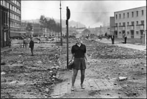 Gilles Caron. Picture of Ann Kelly in the the aftermath of riots between Catholics and the Ulster police, Londonderry, Northern Ireland (August 1969). © Gilles Caron, 2013/Fondation Gilles Caron.