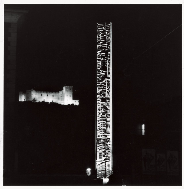 Arnaldo Pomodoro. La Colonna del viaggiatore, 1962, I, 1962. Iron, 560 x ø 60 cm. Sculture nella città exhibition, Spoleto, 1962. Photograph: Ugo Mulas.