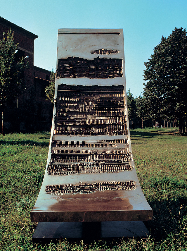 Arnaldo Pomodoro. Radar n. 1, 1962. Bronze, 200 x 80 x 100 cm. Photograph: Giorgio Boschetti.