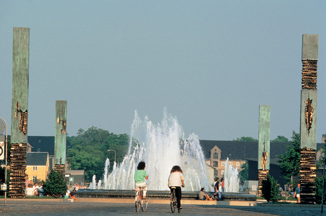 Arnaldo Pomodoro. Pillari per Amaliehaven, 1982-83. Bronze, 900 x 80 x 80 cm e 700 x 80 x 80 cm. The Amalie Garden, Copenaghen. Photograph: Gianfranco Gorgoni.