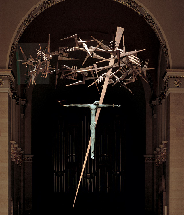 Arnaldo Pomodoro. Corona radiante, 2001. Wood, fibreglass and copper, ø 400 cm. Bronze crucifix by Giuseppe Maraniello, 240 x 240 cm. Cathedral of St John the Evangelist, Milwaukee. Photograph: Alberto Piovano.