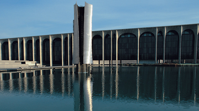 Arnaldo Pomodoro. Colonna a grandi fogli, 1972-75. Bronze and steel, 13 x 2.2 x 2.2 m. Headquarters of Arnoldo Mondadori publishing house, Segrate. Photograph: Gianfranco Gorgoni.