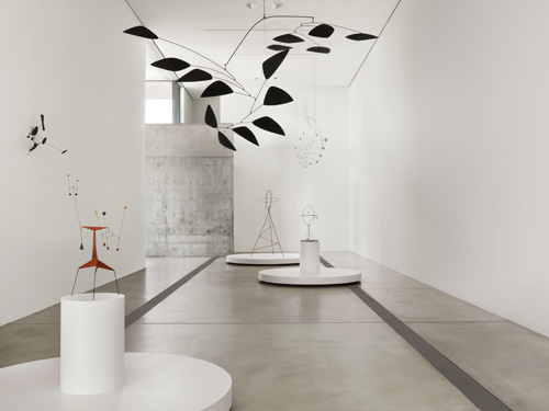 Installation view of the Main Gallery, Calder Lightness. Pulitzer Arts Foundation. Artwork © 2015 Calder Foundation/Artists Rights Society (ARS), New York. Photograph © 2015 Alise O’Brien Photography.