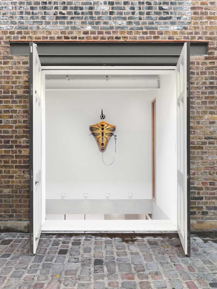 Magali Reus, Rig (Chip), 2025. Shaped, stained, airbrushed, painted, sanded and polished resin-encased layered plywood; forged, brushed, brass-plated and oiled steel bar; forged, brushed and oiled aluminium bar; forged, brushed, brass-plated and oiled aluminium bar; polished graphite-coated polyester; painted polyester; laser-cut, mirror-polished aluminium sheet; stainless steel rings; stainless steel rivets. 138.5 x 90 x 61 cm. Giverny Capital Collection, Montreal Installation view at The Perimeter. © Magali Reus. All works courtesy of the Artist, The Approach, London; Tanya Bonakdar Gallery, NYC, USA; Galerie Greta Meert, Brussels; Mai 36 Galerie, Zurich. Photo: Eva Herzog.