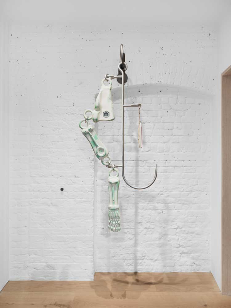 Magali Reus, Rig (The Lab), 2025. Matt-lacquered, painted and sanded polyester; forged, sand-blasted and oiled steel bar; forged, brushed and oiled aluminium bar; brushed and oiled aluminium wire; laser-cut, powder-coated, airbrushed and riveted aluminium sheet; powder-coated, manipulated aluminium wire; stainless steel nuts. 164.5 x 67.5 x 44.5 cm Installation view at The Perimeter. © Magali Reus. All works courtesy of the Artist, The Approach, London; Tanya Bonakdar Gallery, NYC, USA; Galerie Greta Meert, Brussels; Mai 36 Galerie, Zurich. Photo: Eva Herzog.