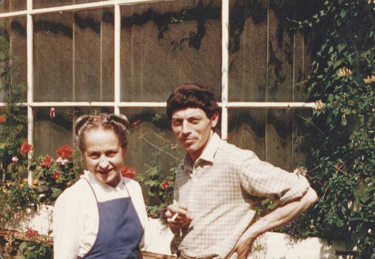 Lucie Rie and Hans Coper in front of Albion Mews, 1950s Photograph by Jane Coper © Estate of Jane Coper / The Lucie Rie and Hans Coper Foundation Image Courtesy of the Crafts Study Centre, University for the Creative Arts, Farnham.