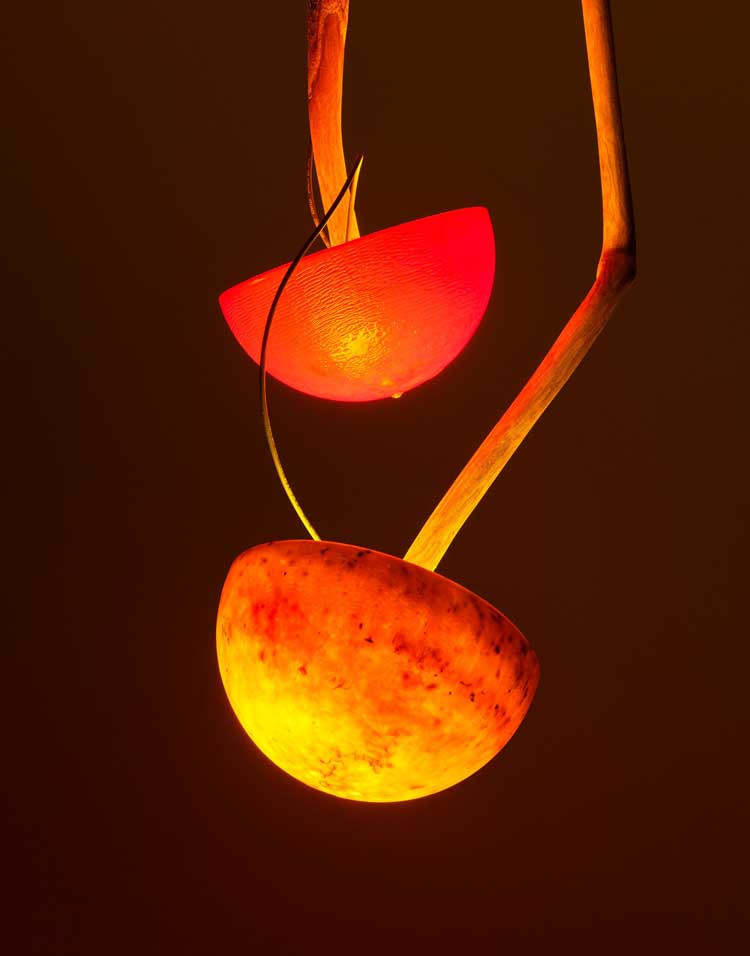 Mika Rottenberg, Lampshare (chandelier #5), 2024. Milled reclaimed household plastic and bittersweet vines. Lighting component: resin and electric hardware, 114.3 x 30.5 x 30.5 cm (45 x 12 x 12 in). Photo: Sarah Muehlbauer. © Mika Rottenberg, courtesy the artist and Hauser & Wirth.