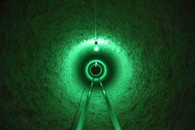Mika Rottenberg, Cosmic Generator (Loaded #2) (Video Still), 2017/2018. Single channel video installation, sound, colour; 26:36 min. Dimensions variable. © Mika Rottenberg, courtesy the artist and Hauser & Wirth.