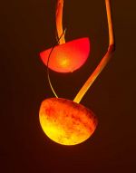 Mika Rottenberg, Lampshare (chandelier #5), 2024. Milled reclaimed household plastic and bittersweet vines. Lighting component: resin and electric hardware, 114.3 x 30.5 x 30.5 cm (45 x 12 x 12 in). Photo: Sarah Muehlbauer. © Mika Rottenberg, courtesy the artist and Hauser & Wirth.