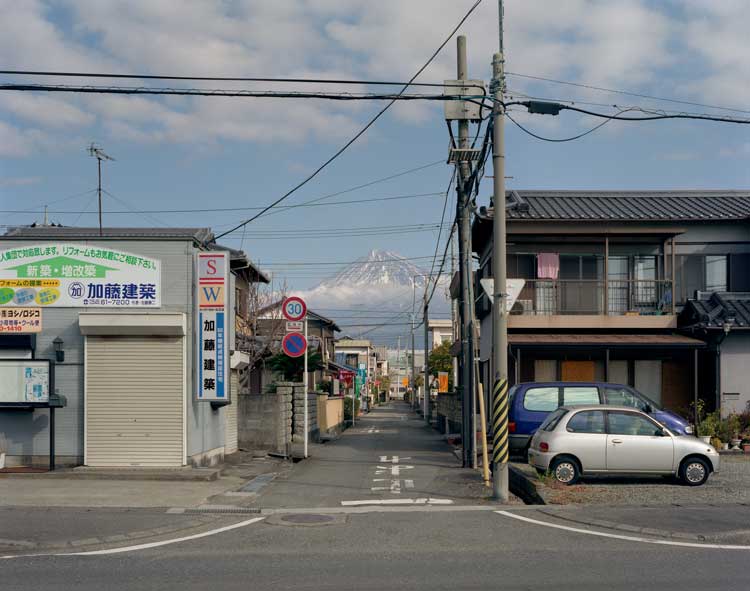 John Riddy, Shin-Fuji (Street), 2005. Lambda C-type print, 47 x 59 cm. © John Riddy, courtesy Frith Street Gallery.