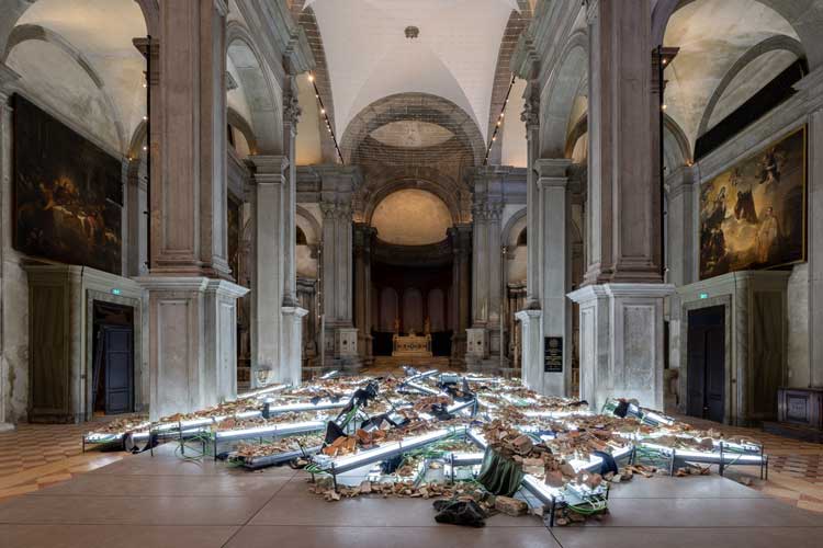 Pedro Cabrita Reis. Field, 2022, Chiesa di San Fantin, Venice. Photo: João Ferrand.