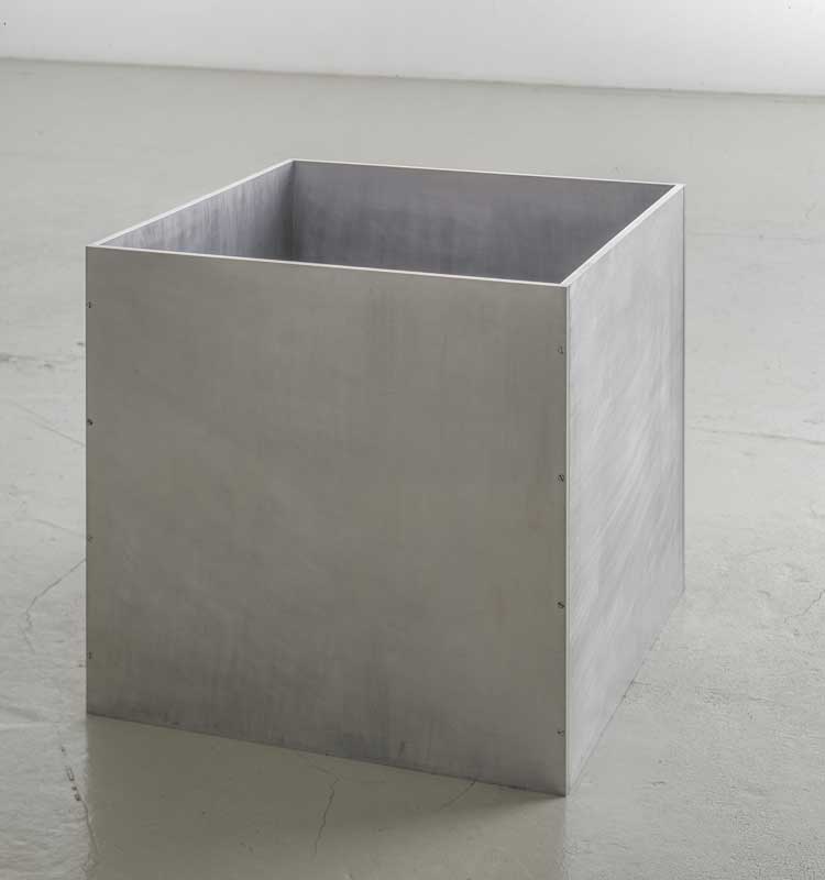 Charles Ray. 81 x 83 x 85 = 86 x 83 x 85, 1989, Aluminium, exterior: 81 × 83 × 85 cm; interior: 86 × 83 × 85 cm, Pinault Collection.