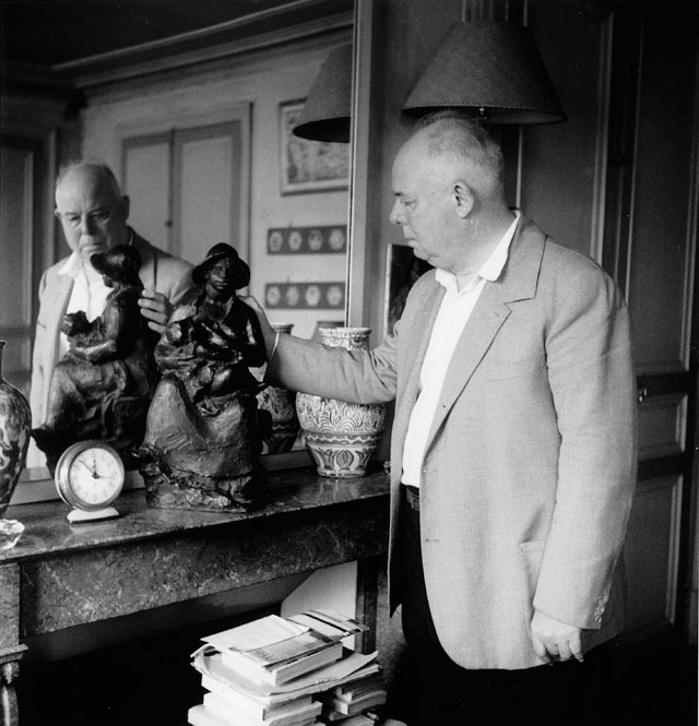 Jean Renoir in his apartment on Avenue Frochot, Paris, around 1954-1955. Photograph, 23 x 23.5 cm. United States, Bridgeman. Photo © René Saint-Paul / Bridgeman Images.