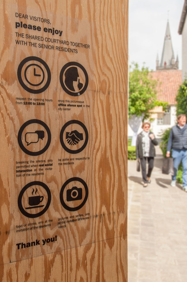 Ruimteveldwerk. G.O.D. Command signs for visitors. © VisitBruges/Jan D’hondt.