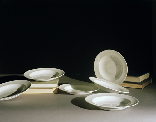 Olivier Richon. <em>Generic still life, with plates</em>, 2008. C-type print, 65 x 75 cm.