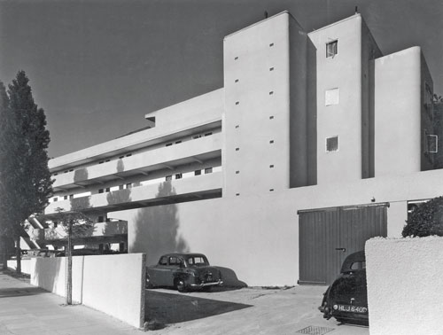 <p>The Lawn Road Flats, Hampstead, c1950. Photo John Maltby. © Pyroc. Courtesy the University of East Anglia, Pritchard Papers Collection.