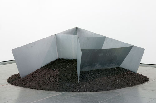 Reiner Ruthenbeck. Ash Heap V (with Metal Sheets). Ash, galvanised metal sheets, 200 cm diameter. Vehbi Koç Foundation Contemporary Art Collection, Istanbul. Image © READS 2014.