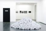 Reiner Ruthenbeck. White Paper Heap. 600 sheets of paper, 300 cm diameter. Courtesy Stiftung Kunstfonds for Reiner Ruthenbeck. Image © READS 2014.