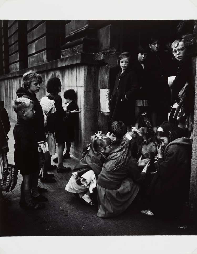 Joseph McKenzie, Untitled (photograph depicting girls petting dog). © Joseph McKenzie.