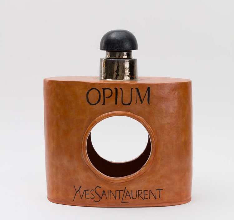 Renee So, Opium Snuff Bottle, 2024. Glazed earthenware, 41 x 35.5 x 18 cm. Courtesy the artist and Kate MacGarry. Photo: Angus Mill.