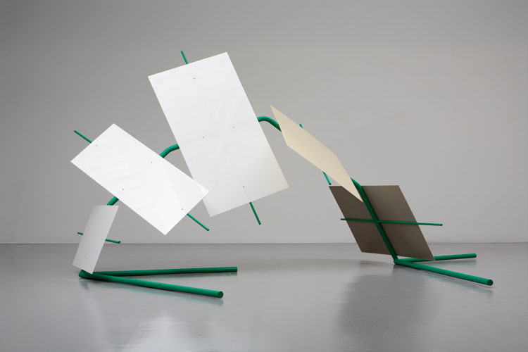 Tim Scott, Bird in Arras III, 1968. 
Acrylic sheet, steel, paint, 282 × 579 × 416 cm. Photo: Cylla von Tiedemann.