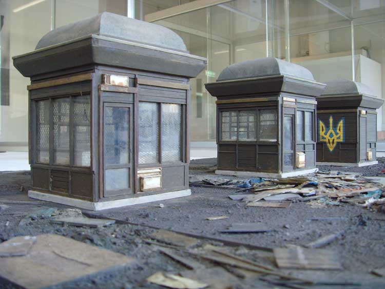 Charlie Stiven. Lviv, 2023. Wood, acrylic, mixed media, 16 x 16 x 18 cm each. Photo © The Artist.