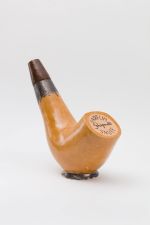 Renee So, Snuff by Schiaparelli Snuff Bottle, 2024. Glazed earthenware, 41 x 45 x 14 cm. Courtesy the artist and Kate MacGarry. Photo: Angus Mill.