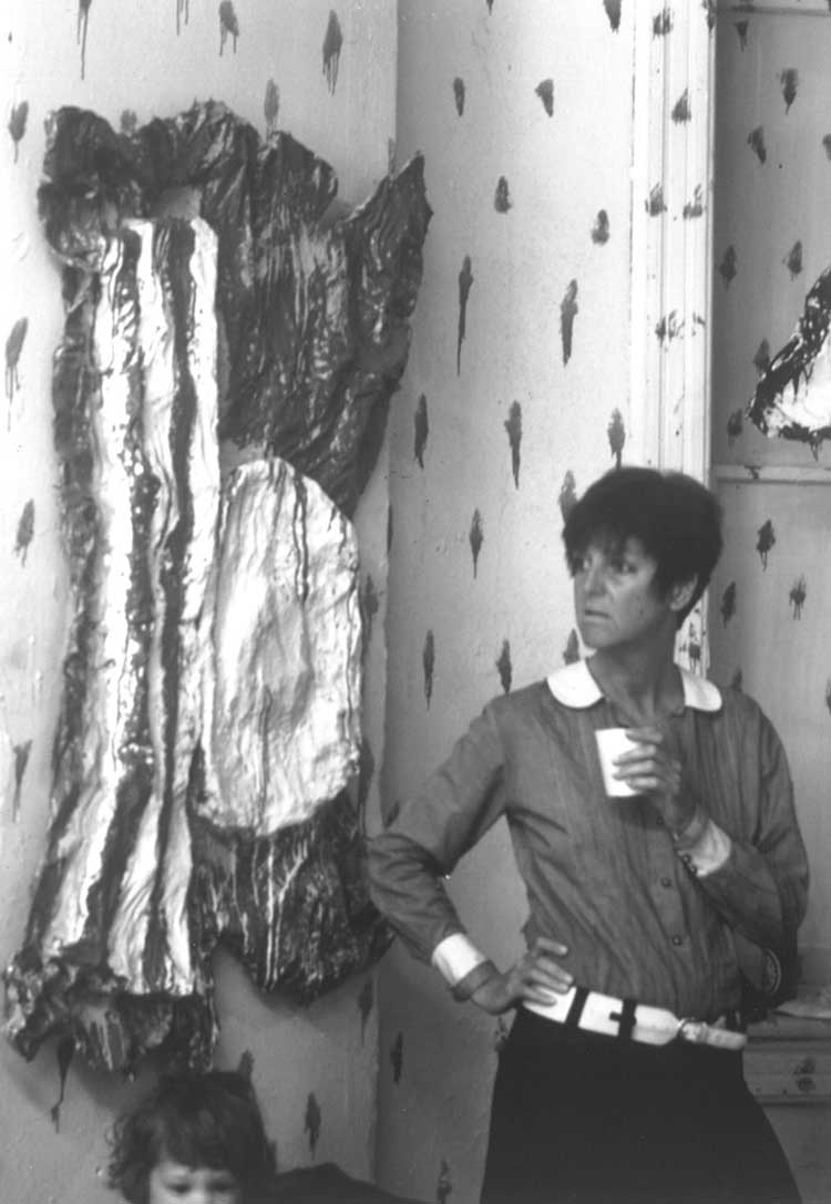 Sturtevant at her The Store of Claes Oldenburg, 1967. 623 East Ninth Street, New York. © Estate Sturtevant, Paris. Courtesy Thaddaeus Ropac, London · Paris · Salzburg · Seoul.